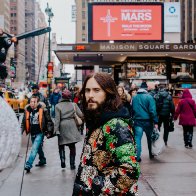 Jared-Leto-hitchhiking-2018-show-biz.by-02