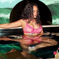 Rihanna в сете для Savage х Fenty. 2020 04