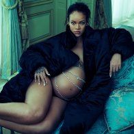 Беременная Rihanna в журнале Vogue. 2022. 05