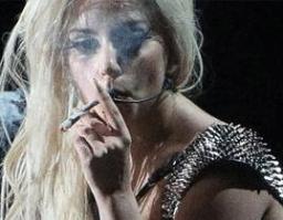 Леди Гага закурила на сцене косячок 