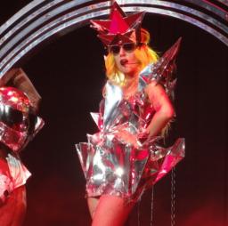 Леди Гага меняет концепцию тура «Born This Way Ball» 