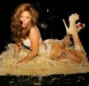 Леди Гага погрузилась в торт 