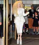 Леди Гага превратилась в белую ведьму в жемчужной обуви