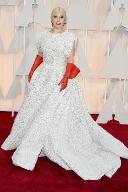 Леди Гага на «Оскаре» – в белом платье с красными перчатками