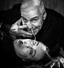 Вокалист &laquo;Rammstein&raquo; прославляет аборты и кормит поросят грудью в эпатажном сольном проекте 