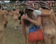 Голландцы пробежались голышом в поддержку &laquo;Пусси Райот&raquo;