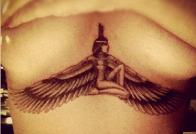 Рианна закрыла Параолимпиаду и сделала татуировку на груди 	