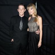 Тэйлор Свифт появилась на церемонии ACM Awards в сопровождении фаната 
