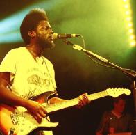 Майкл Киванука спел о судьбе черного человека в белом мире