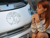 Светлана Тарабарова готовится к свадьбе, превратив свой автомобиль в арт-объект