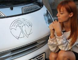 Светлана Тарабарова готовится к свадьбе, превратив свой автомобиль в арт-объект