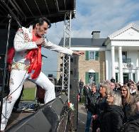 Профессионального поклонника Элвиса Пресли оштрафовали на 75 тыс. долларов за открытие музея