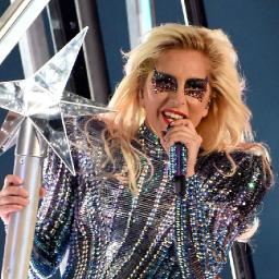 В финале «Супербоул» Леди Гага спрыгнула с крыши стадиона