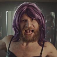 Иван Дорн примерил женскую одежду и сочинил оду проституткам в клипе &laquo;Collaba&raquo;