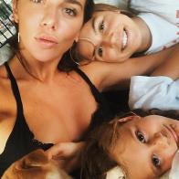 Анна Седокова осталась одна с тремя детьми