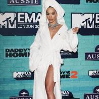 Рита Ора прошлась по красной дорожке в банном халате