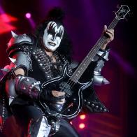 &laquo;Kiss&raquo; распродают инструменты на благотворительном аукционе