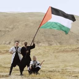 Исландцы «Hatari» спели с палестинским певцом-геем под сенью палестинского флага