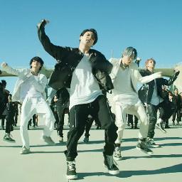 BTS показали невероятный танец в новом клипе: 30 млн. просмотров за 12 часов  