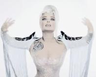 Прилетев с &laquo;Небес&raquo;, Наташа Королева стала голубоглазой блондинкой 