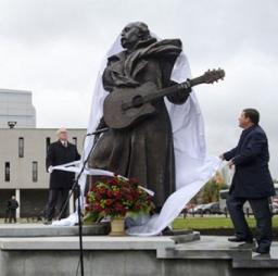 В Екатеринбурге открыли памятник Владимиру Мулявину