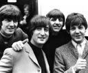 Британия отмечает 50 лет сингла «Битлз» «Love Me Do» и поет «Hey, Jude» 