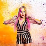 В клипе &laquo;Капли&raquo; Alyosha показала многоцветье своего таланта