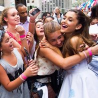 Ariana-Grande-2017-manchester-03