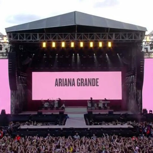 Ariana-Grande-2017-manchester-11