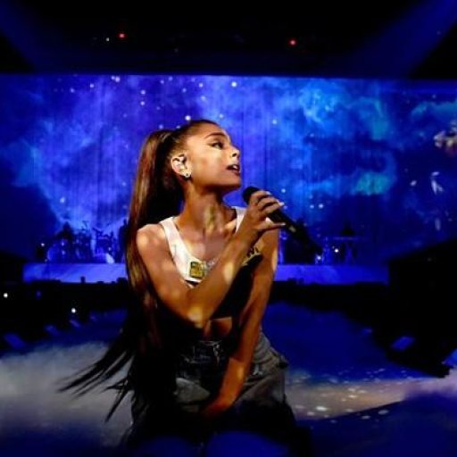 Ariana-Grande-2017-manchester-26