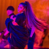 Ariana-Grande-2017-tour-02