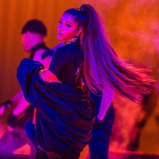 Ariana-Grande-2017-tour-02
