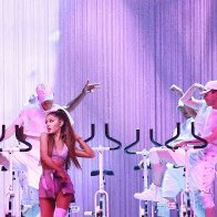 Ariana-Grande-2017-tour-03