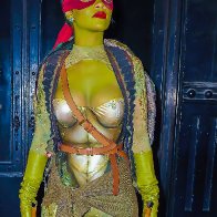 Rihanna-Helloween-2014-01