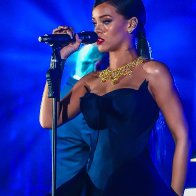 rihanna-2014-diamonds-show-biz.by-02