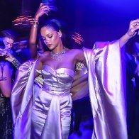 rihanna-2014-diamonds-show-biz.by-04