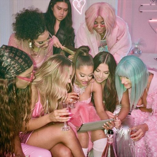 Ariana-Grande-2019-7rings-10