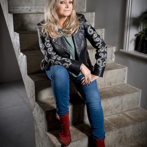 Bonnie Tyler в промо-сессии к альбому «Between The Earth And The Stars». 2019