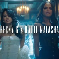 Becky G и Natti Natasha в клипе Sin Pijama 2018 03