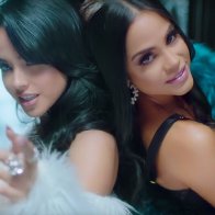 Becky G и Natti Natasha в клипе Sin Pijama 2018 05