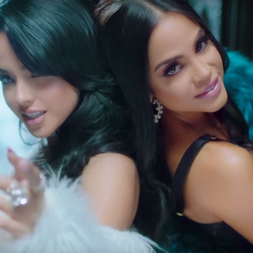 Becky G и Natti Natasha в клипе Sin Pijama 2018 05