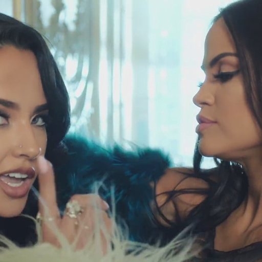 Becky G и Natti Natasha в клипе Sin Pijama 2018 08