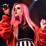 Kiiara в клипе Complicated. 2017 05