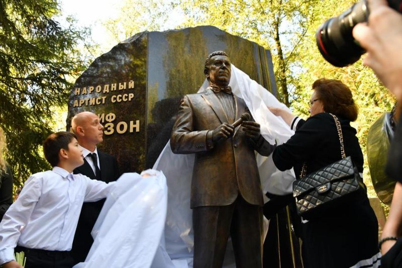 памятник кобзону в москве
