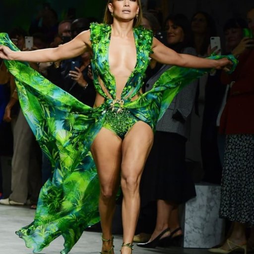 Jennifer Lopez на показе Versace. 2019 01