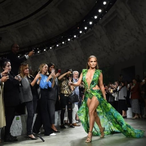 Jennifer Lopez на показе Versace. 2019 02