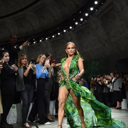 Jennifer Lopez на показе Versace. 2019 03
