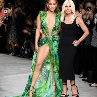 Jennifer Lopez на показе Versace. 2019 14