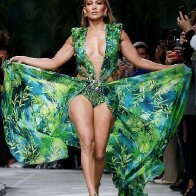 Jennifer Lopez на показе Versace. 2019 16