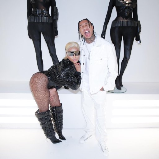 Niki Minaj и Tyga в видеоинсталляции. 2019 02